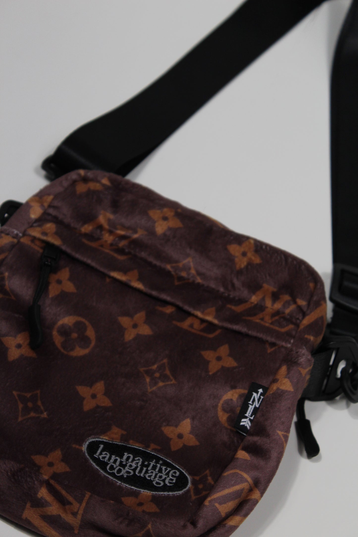 nl velour crossbody bag in brown/gold